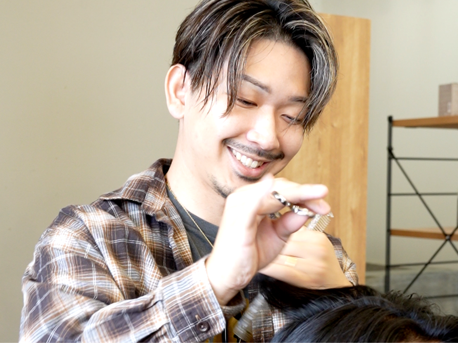 「曲がる縮毛矯正」でクセ毛やパサつきを卒業